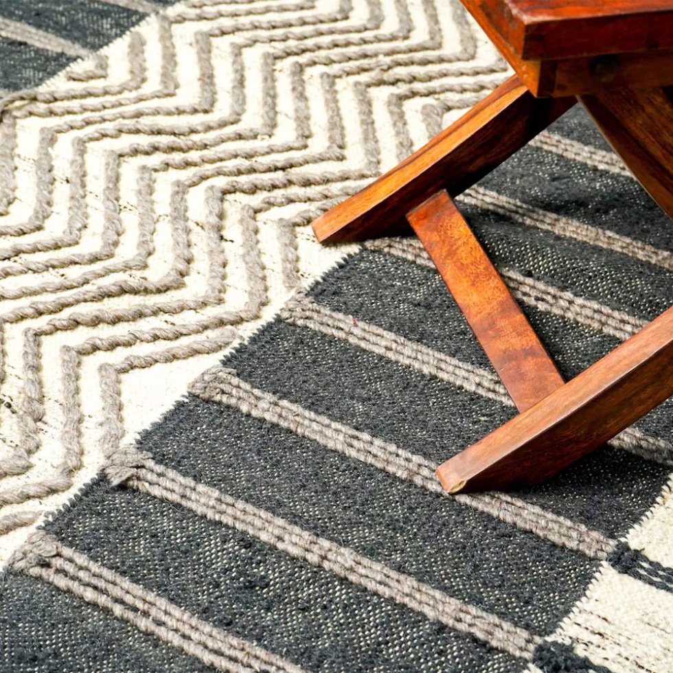 Alfombra kilim blanca y negra de estilo escandinavo