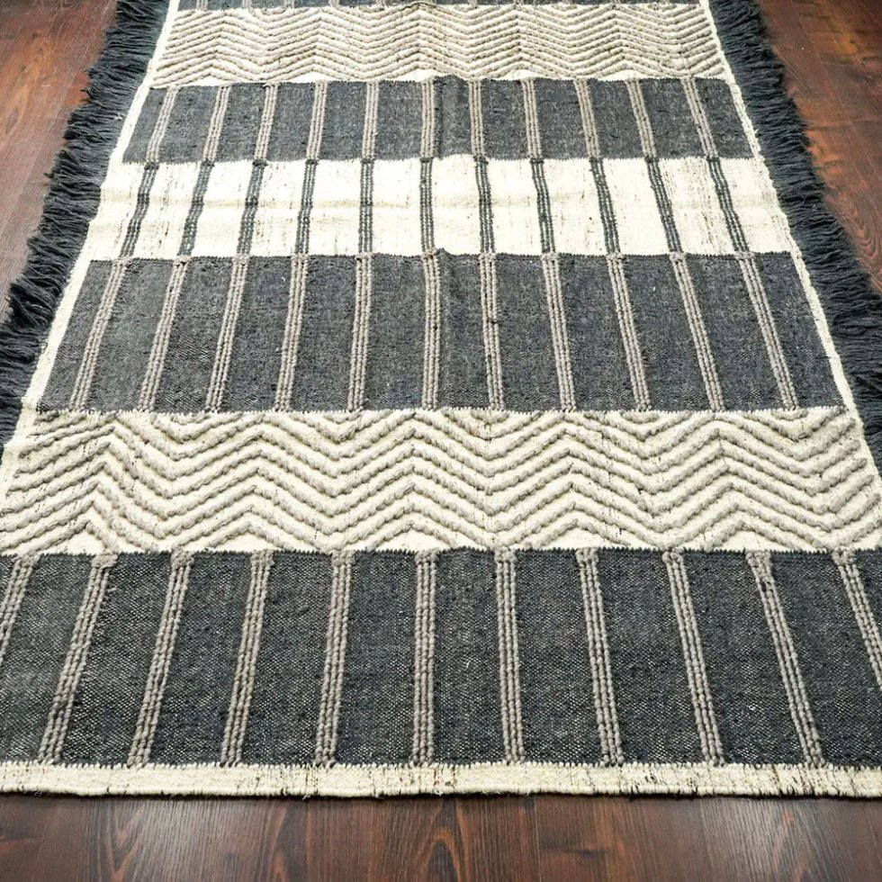 Alfombra kilim blanca y negra de estilo escandinavo