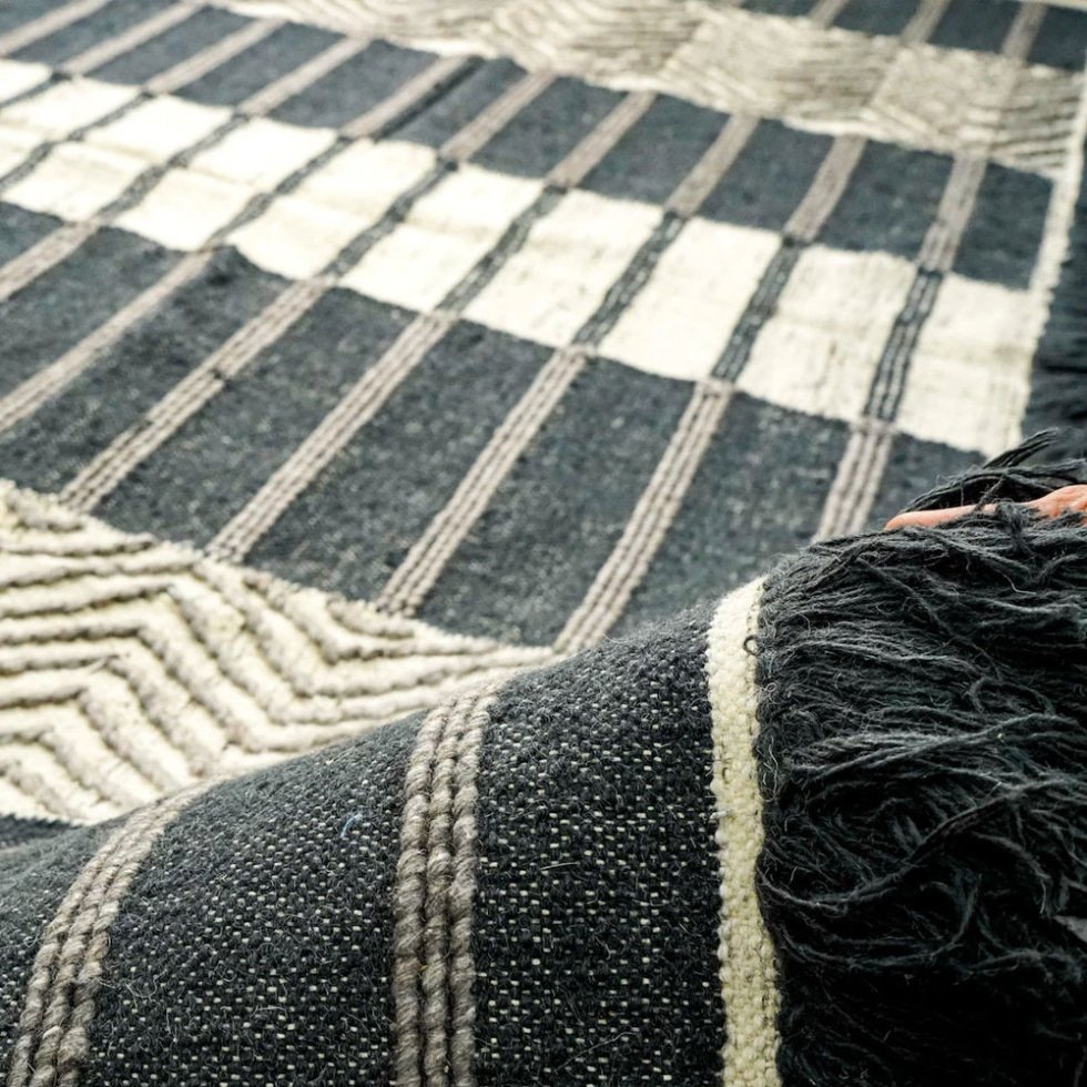 Alfombra kilim blanca y negra de estilo escandinavo