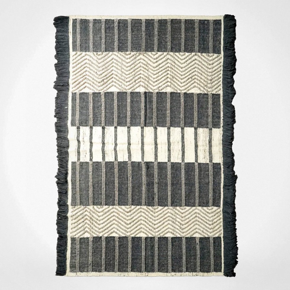 Alfombra kilim blanca y negra de estilo escandinavo