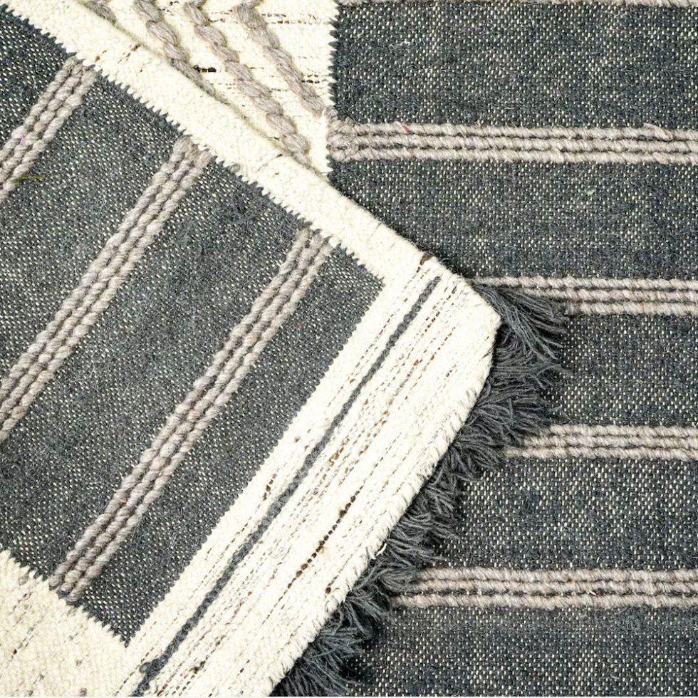 Alfombra kilim blanca y negra de estilo escandinavo
