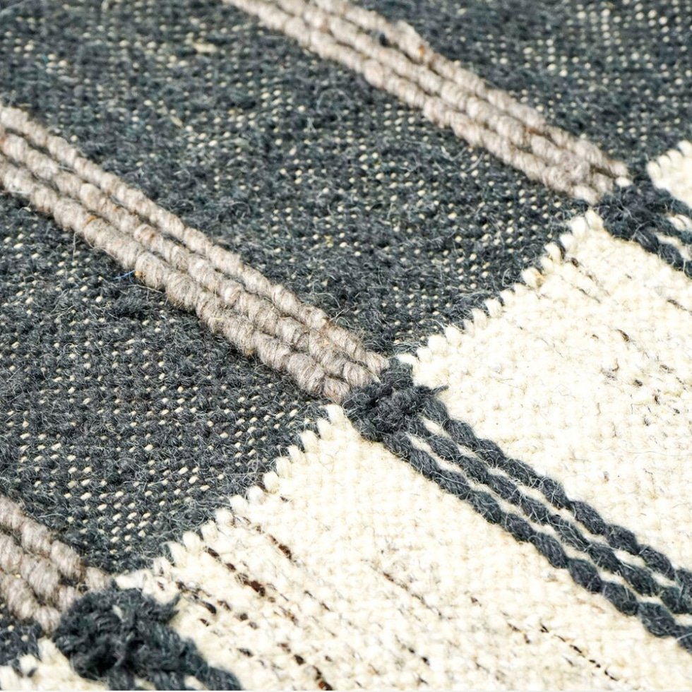 Alfombra kilim blanca y negra de estilo escandinavo