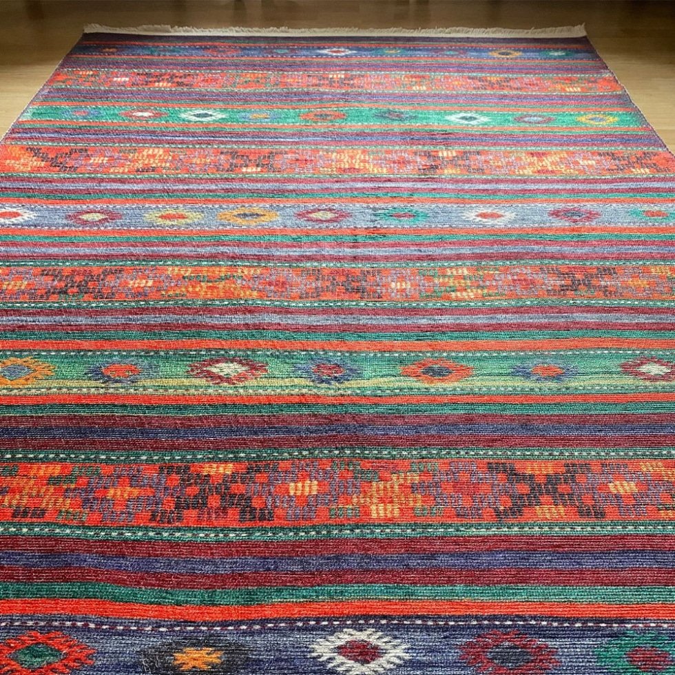 Alfombra estampada estilo afgano a rayas
