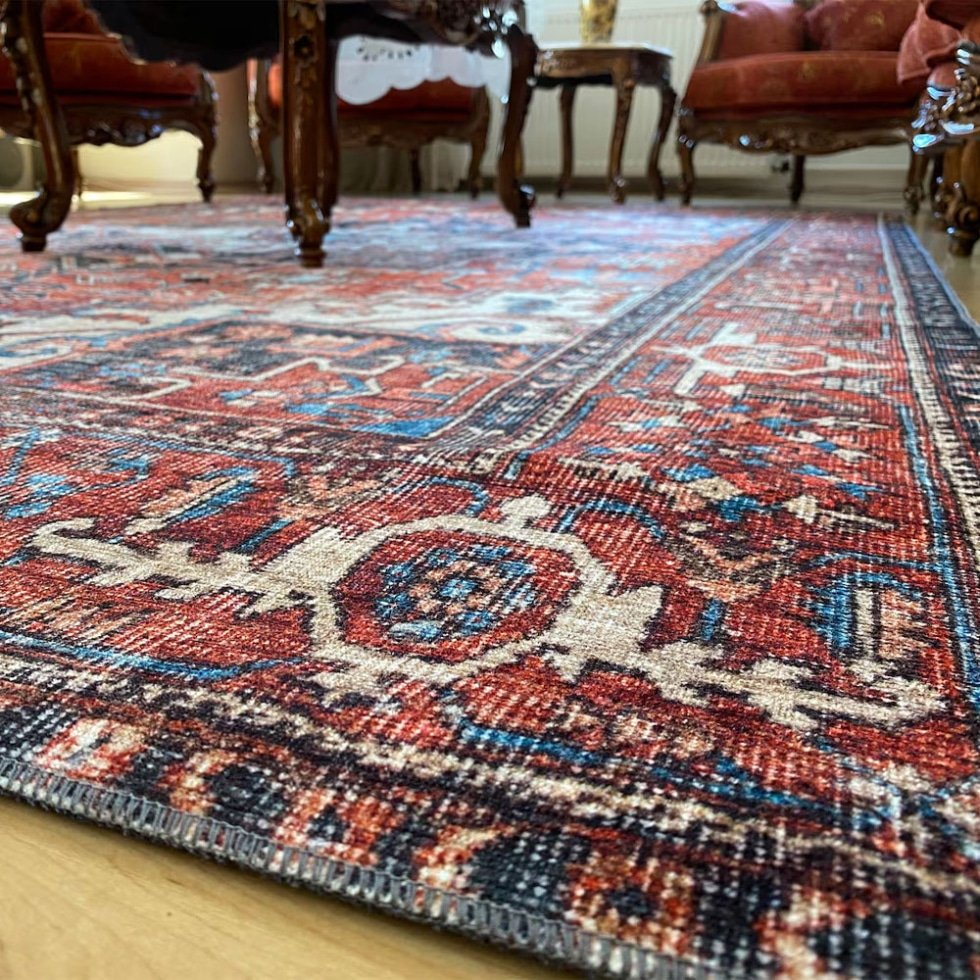 Alfombra vintage roja y azul de estilo oriental