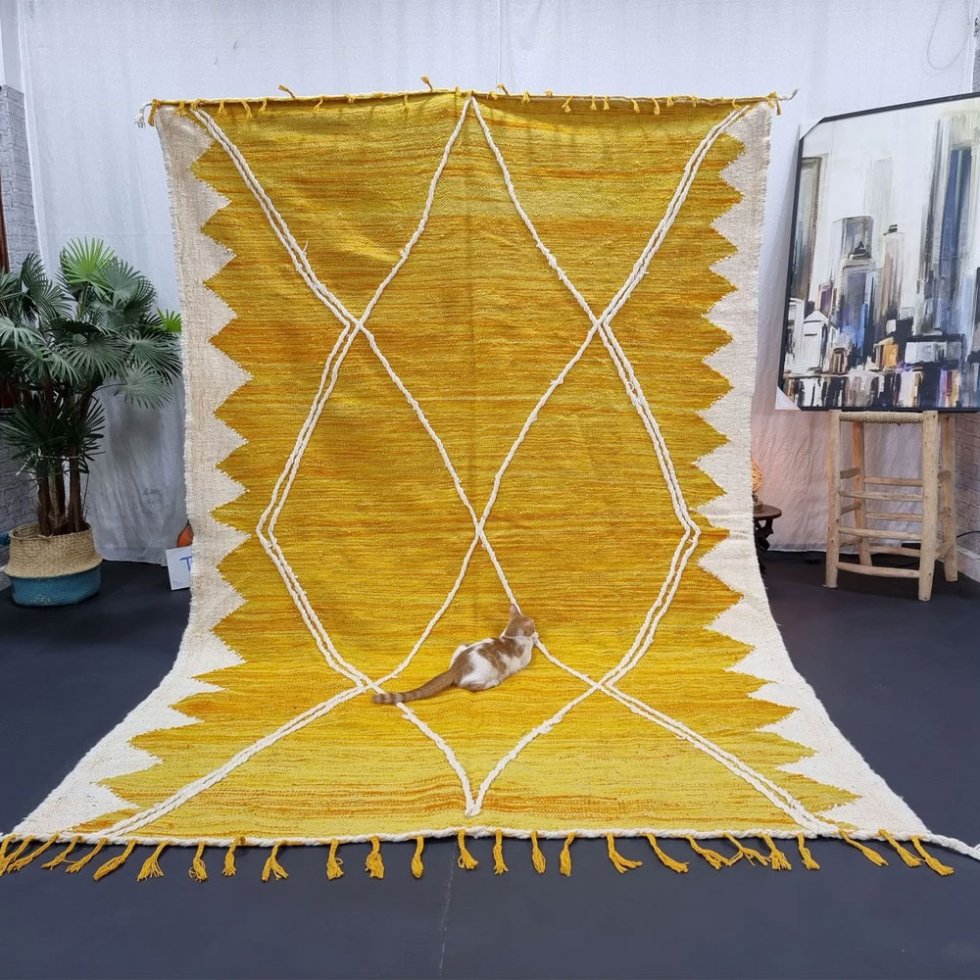 Alfombra kilim marroquí amarilla y blanca
