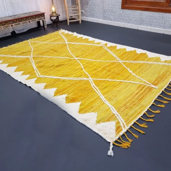 Alfombra kilim marroquí amarilla y blanca