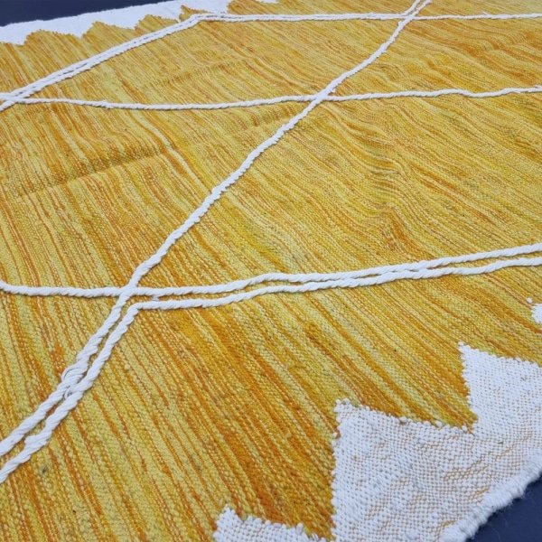 Alfombra kilim marroquí amarilla y blanca