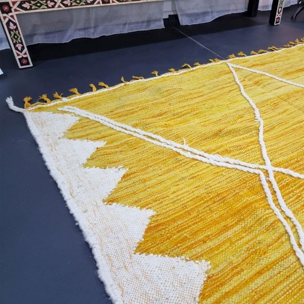 Alfombra kilim marroquí amarilla y blanca