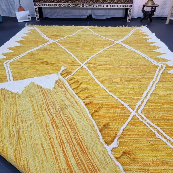 Alfombra kilim marroquí amarilla y blanca