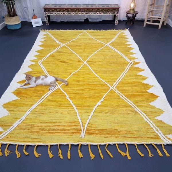Alfombra kilim marroquí amarilla y blanca
