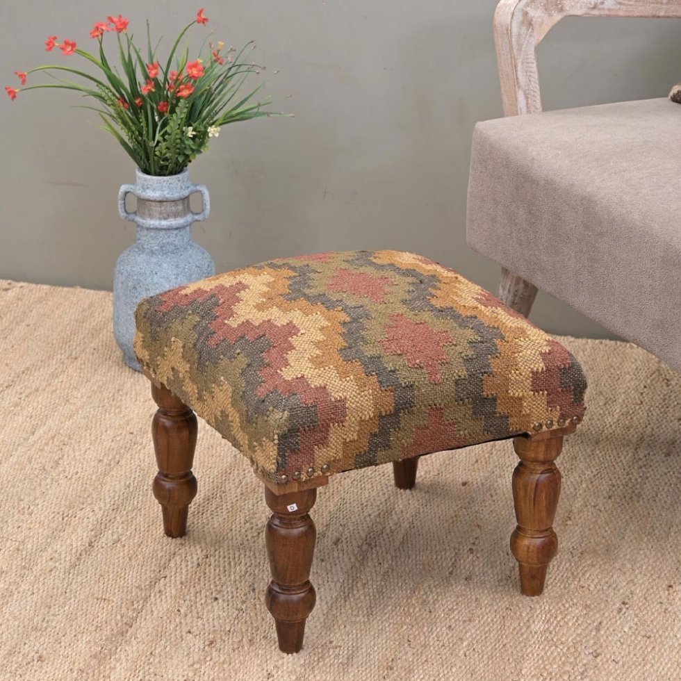 Taburete otomano de kilim con diseño de rombos