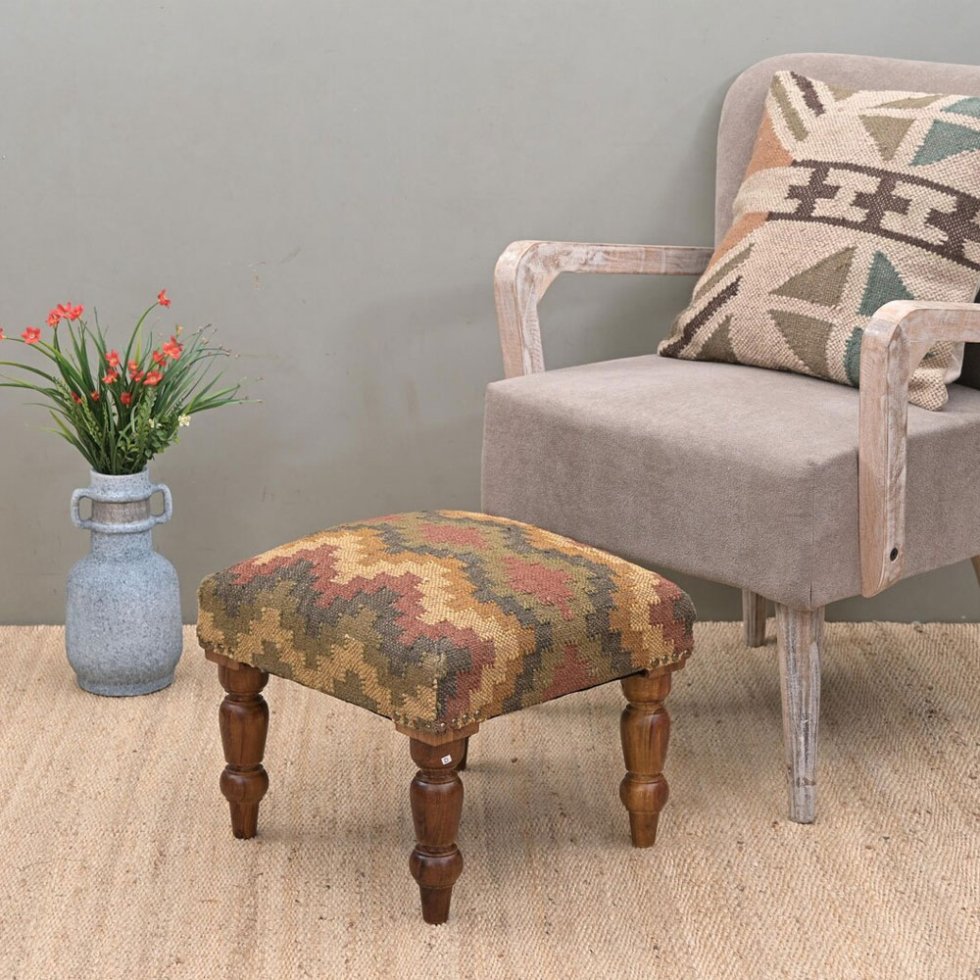 Taburete otomano de kilim con diseño de rombos