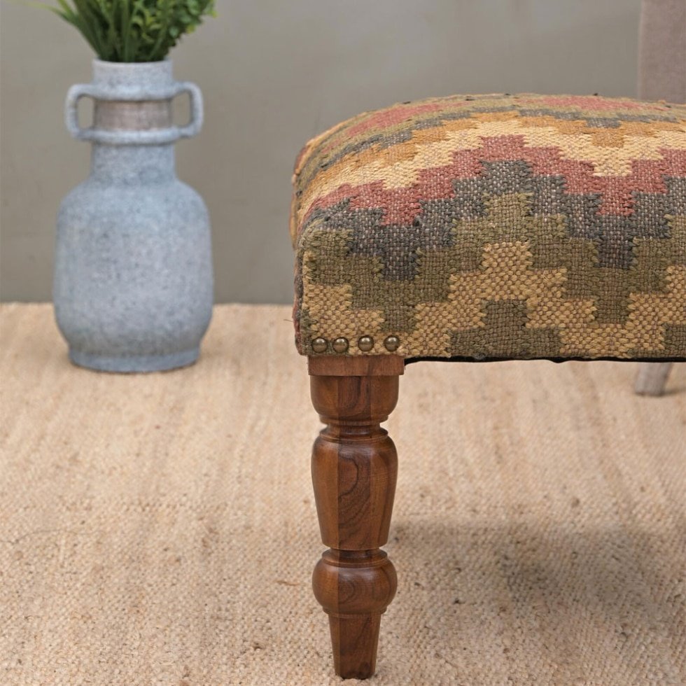 Taburete otomano de kilim con diseño de rombos