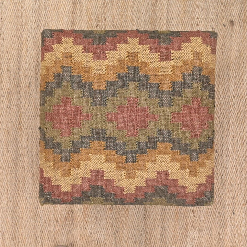 Taburete otomano de kilim con diseño de rombos