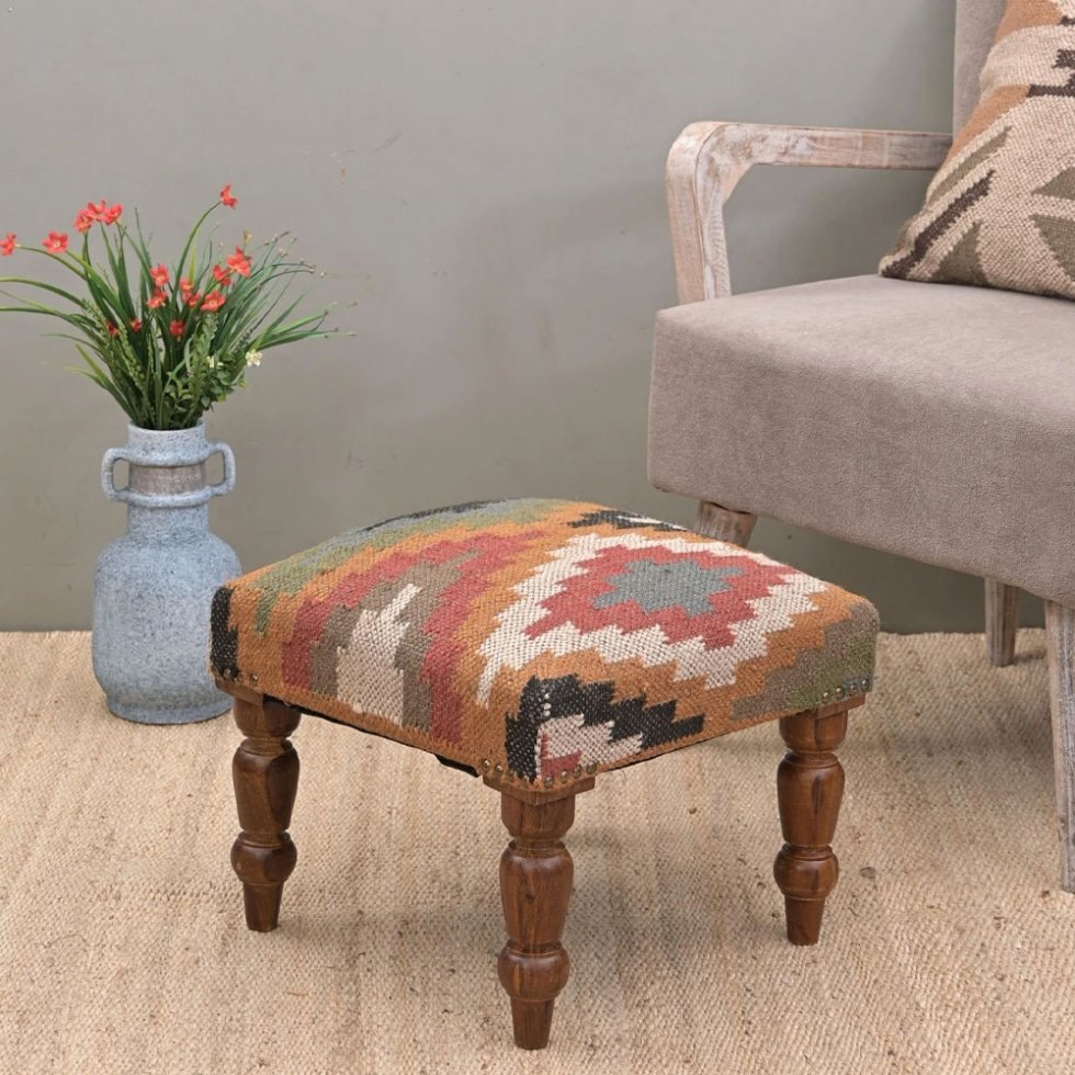 Pouf tapizado en tejido kilim con estampado de rombos