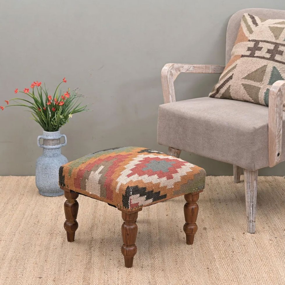 Pouf tapizado en tejido kilim con estampado de rombos