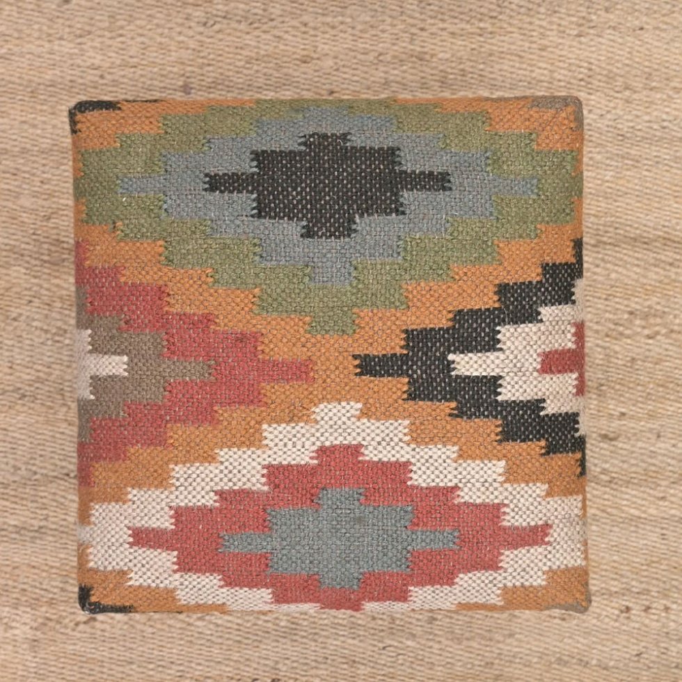 Pouf tapizado en tejido kilim con estampado de rombos