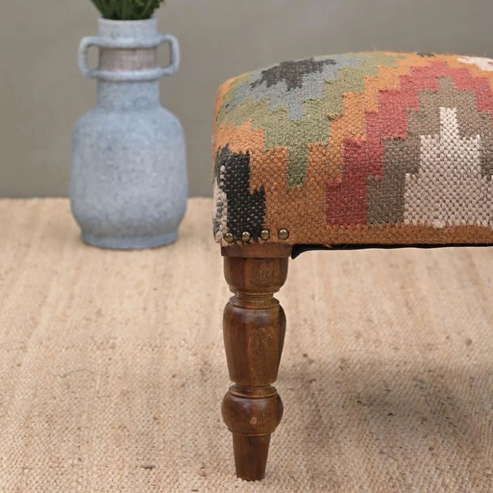 Pouf tapizado en tejido kilim con estampado de rombos