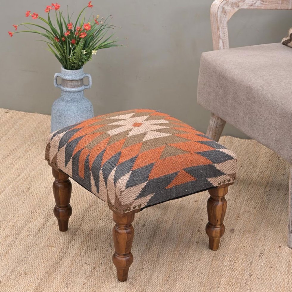 Taburete otomano de kilim con motivos geométricos