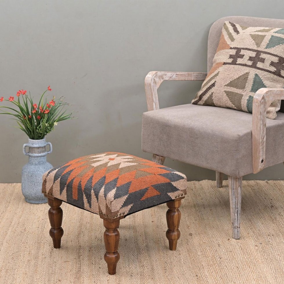 Taburete otomano de kilim con motivos geométricos