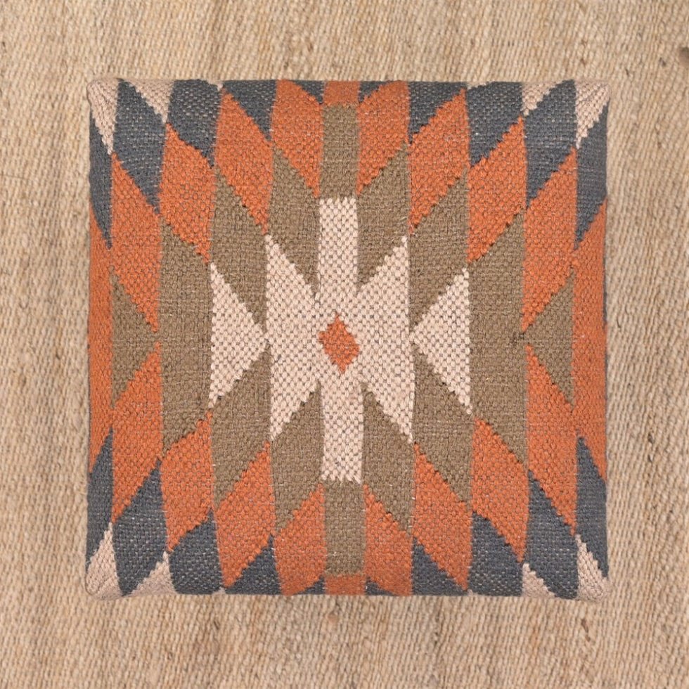 Taburete otomano de kilim con motivos geométricos