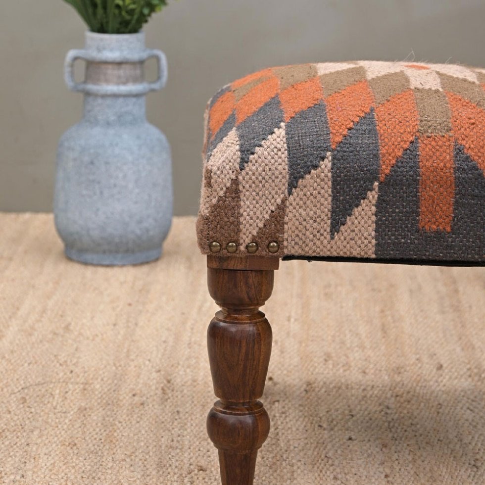 Taburete otomano de kilim con motivos geométricos