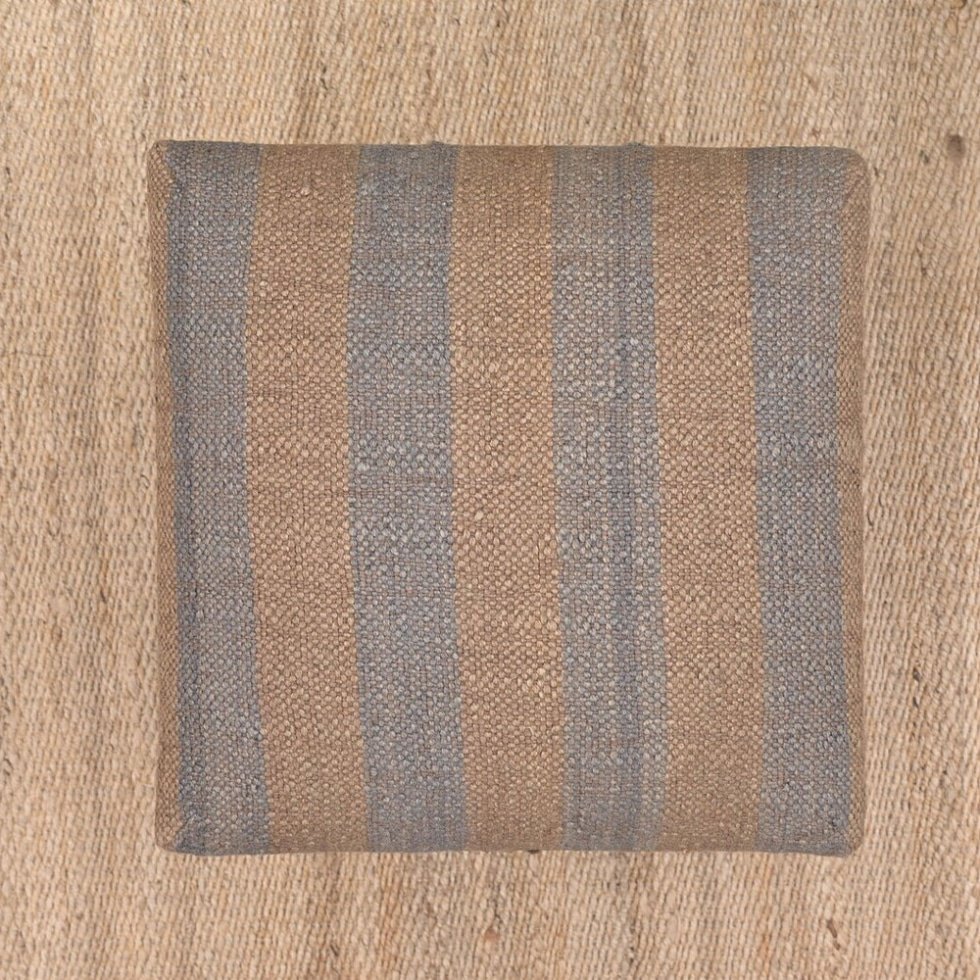 Taburete otomano de rayas kilim gris