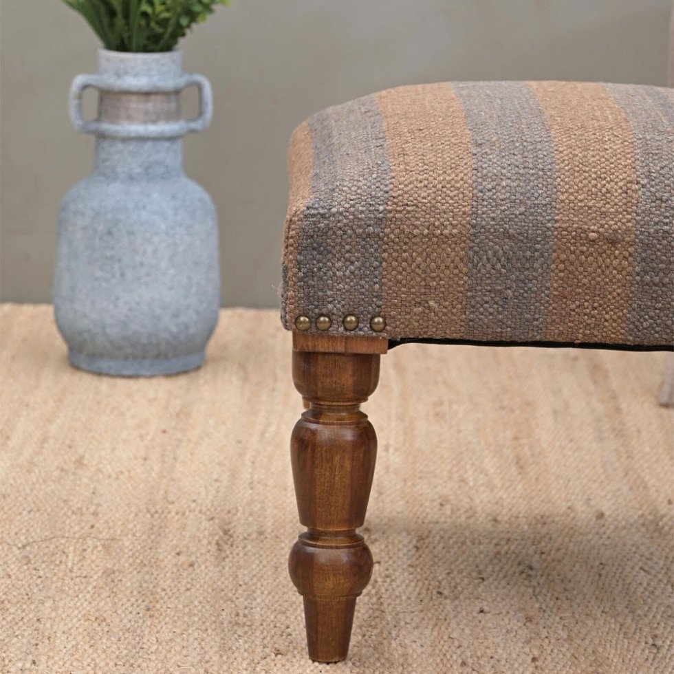 Taburete otomano de rayas kilim gris