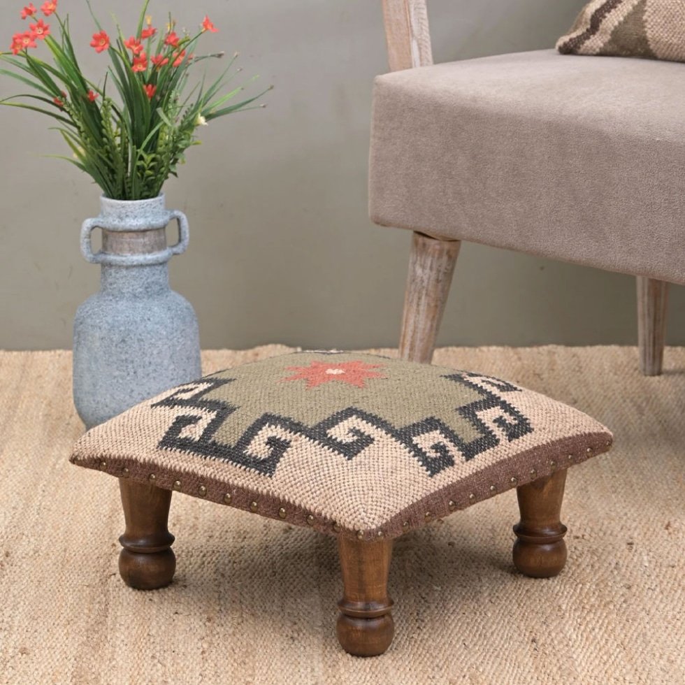 Alfombra kilim marfil pequeña taburete otomana