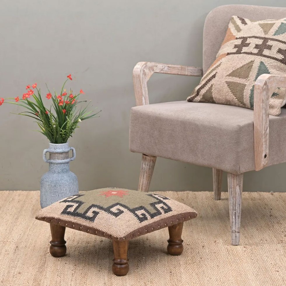 Alfombra kilim marfil pequeña taburete otomana