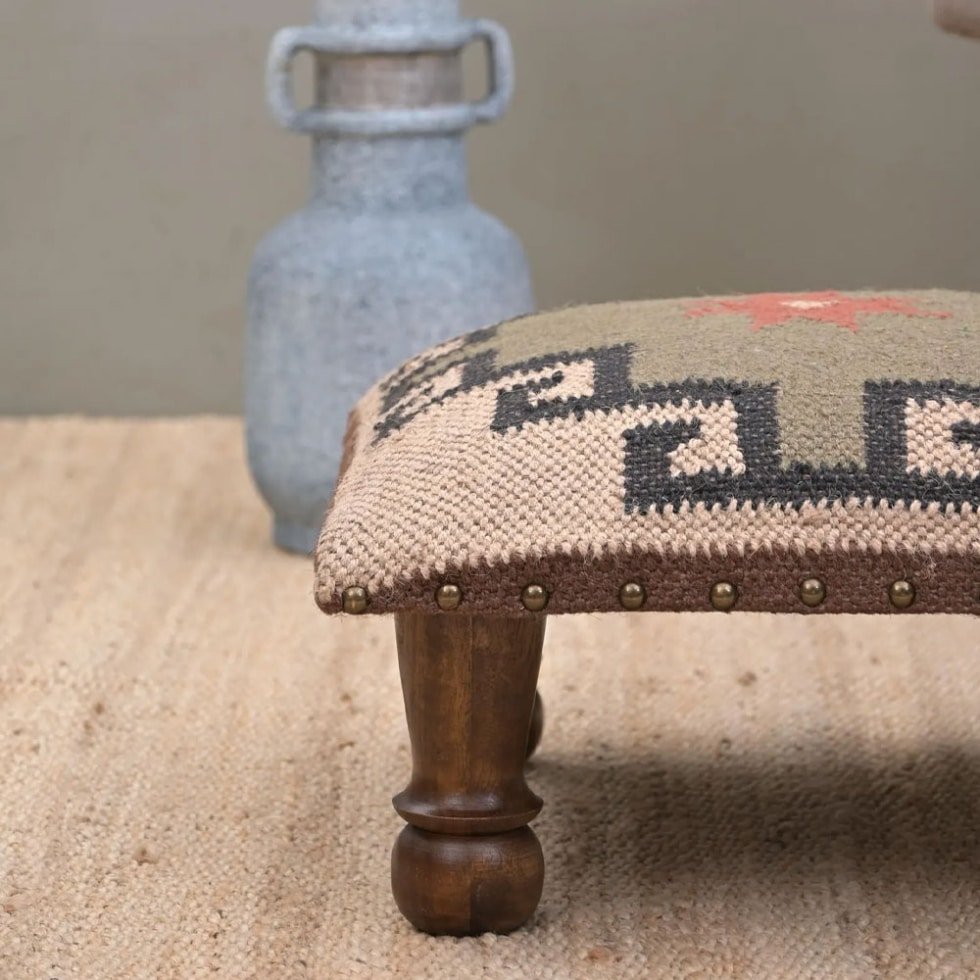 Alfombra kilim marfil pequeña taburete otomana