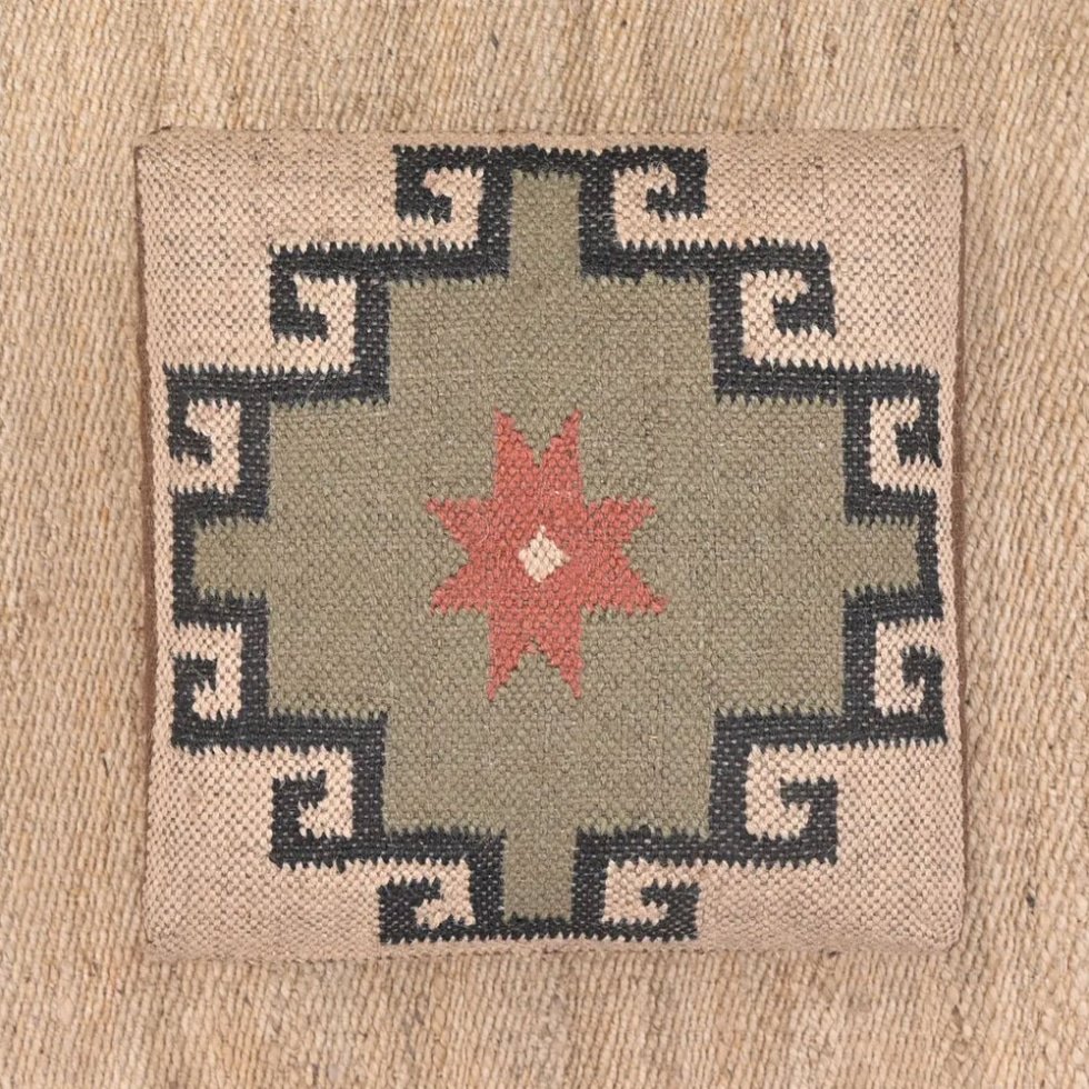 Alfombra kilim marfil pequeña taburete otomana