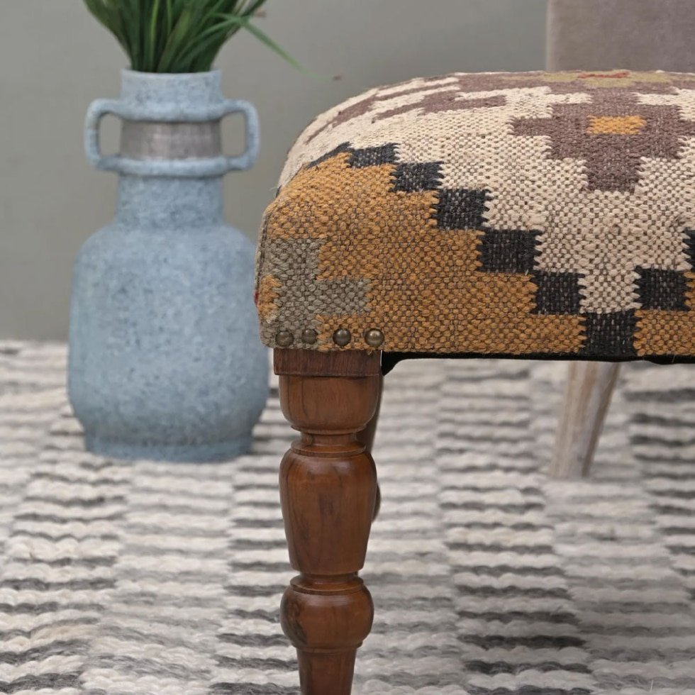 Taburete otomano de kilim cuadrado marfil ornamentado