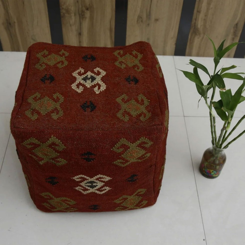 Puf de lana roja kilm