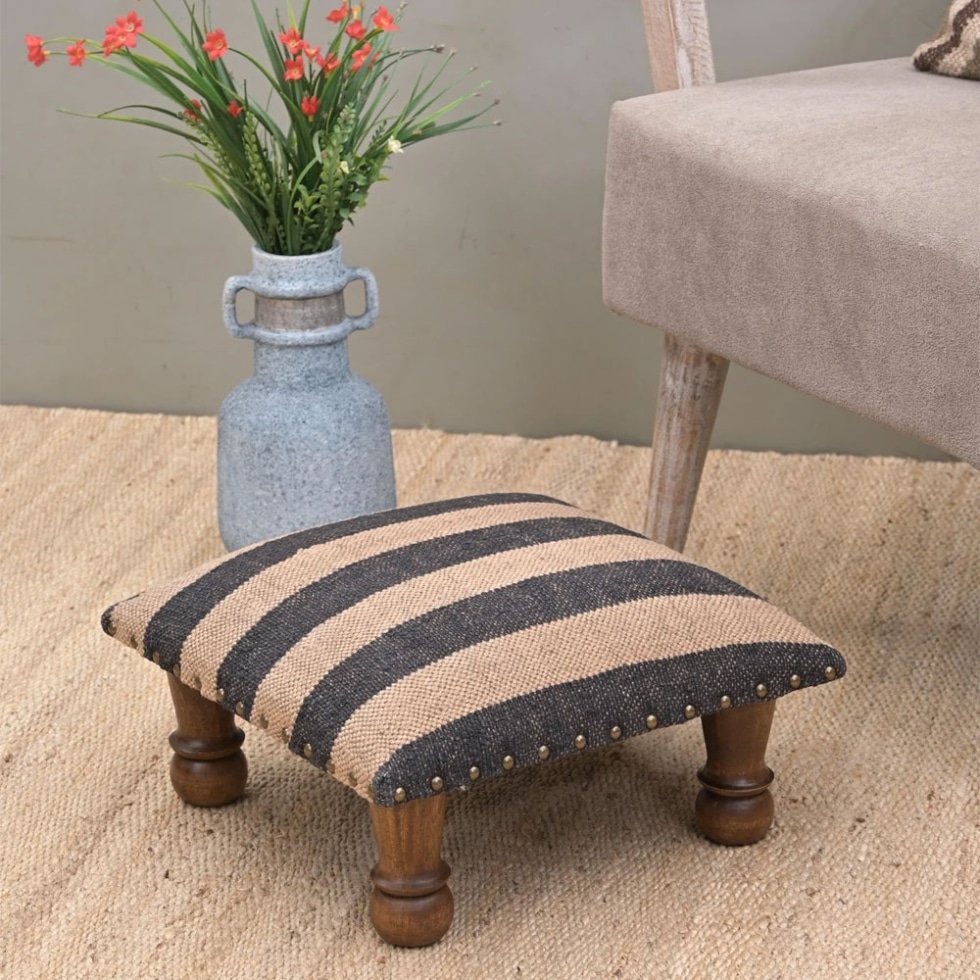 Pequeño taburete otomano kilim a rayas negras