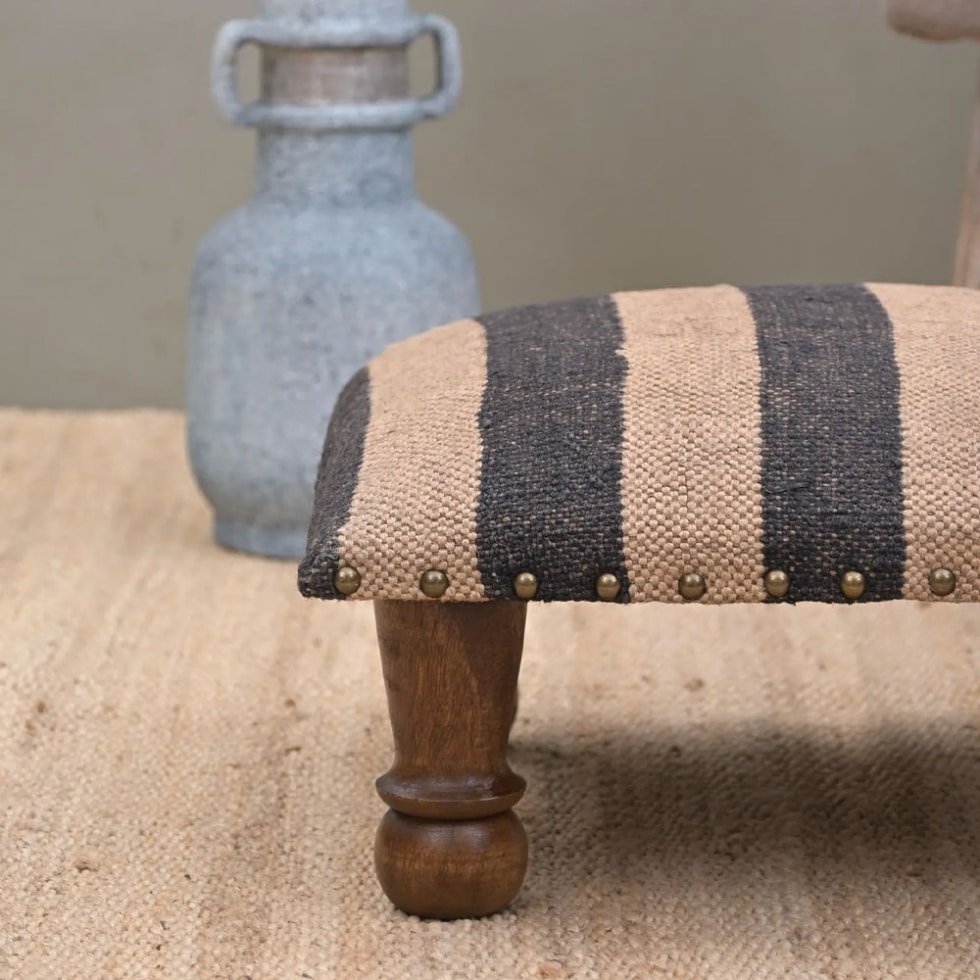 Pequeño taburete otomano kilim a rayas negras