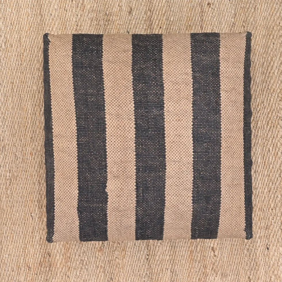 Pequeño taburete otomano kilim a rayas negras