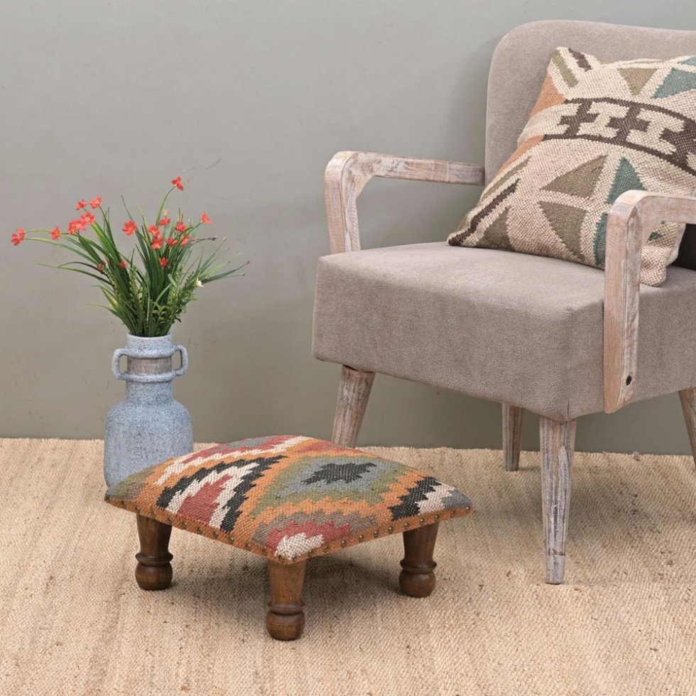 Pequeña otomana tapizada en tejido kilim romboidal