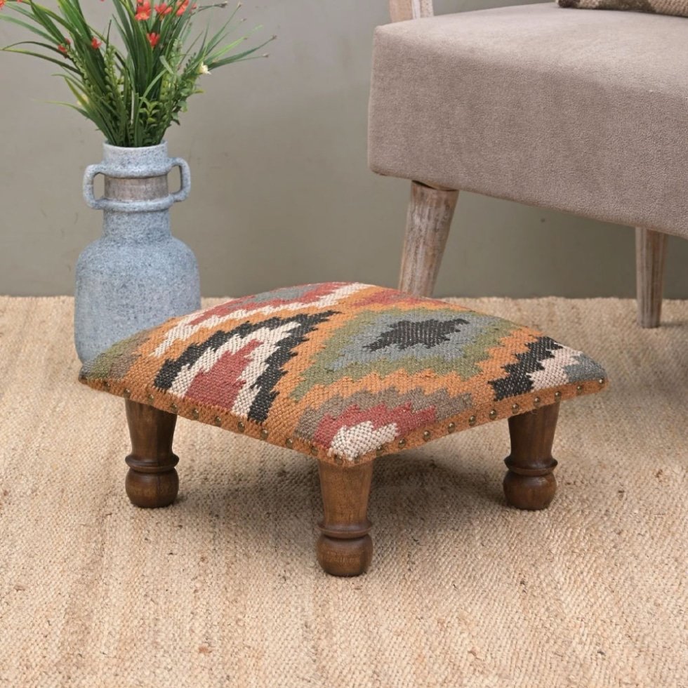 Pequeña otomana tapizada en tejido kilim romboidal