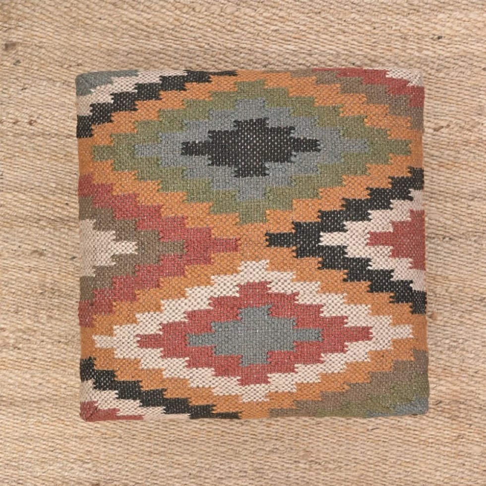 Pequeña otomana tapizada en tejido kilim romboidal