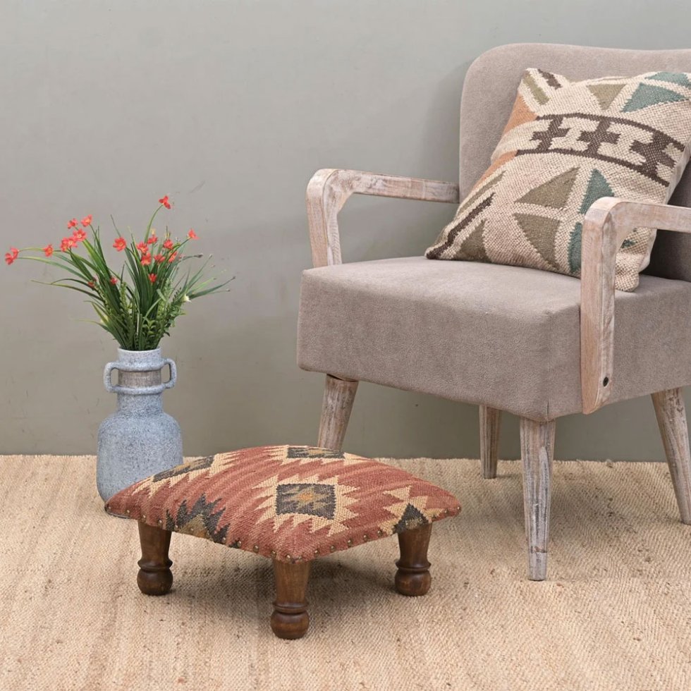Pequeño taburete otomano de kilim óxido
