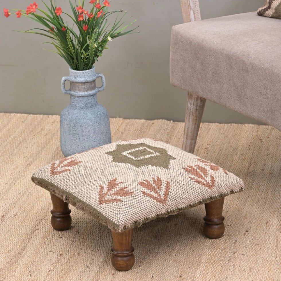 Taburete otomano pequeño kilim cuadrado blanco