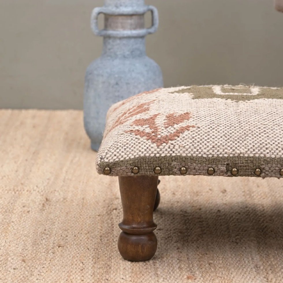 Taburete otomano pequeño kilim cuadrado blanco
