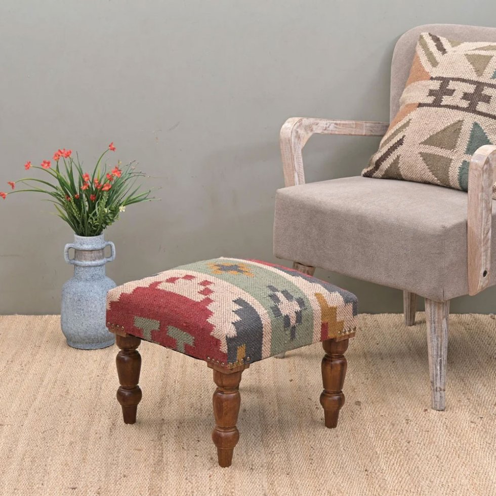Otomana cuadrada tapizada con kilim