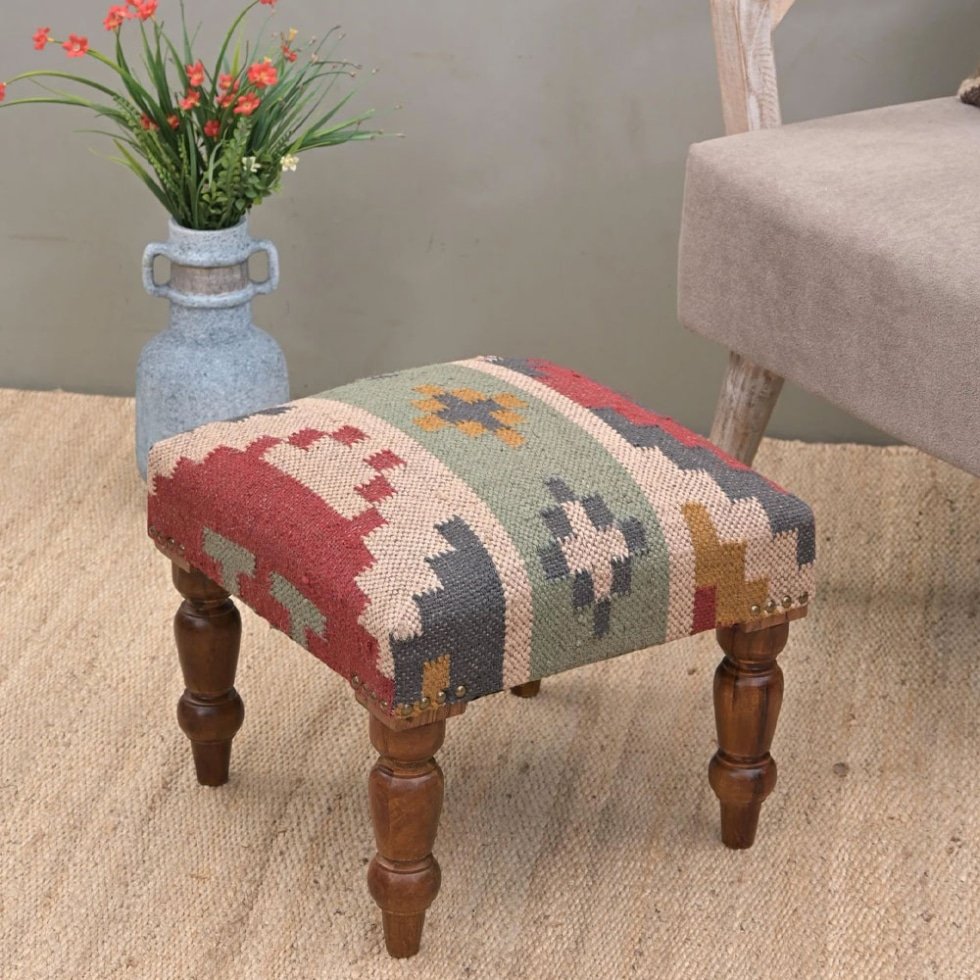 Otomana cuadrada tapizada con kilim