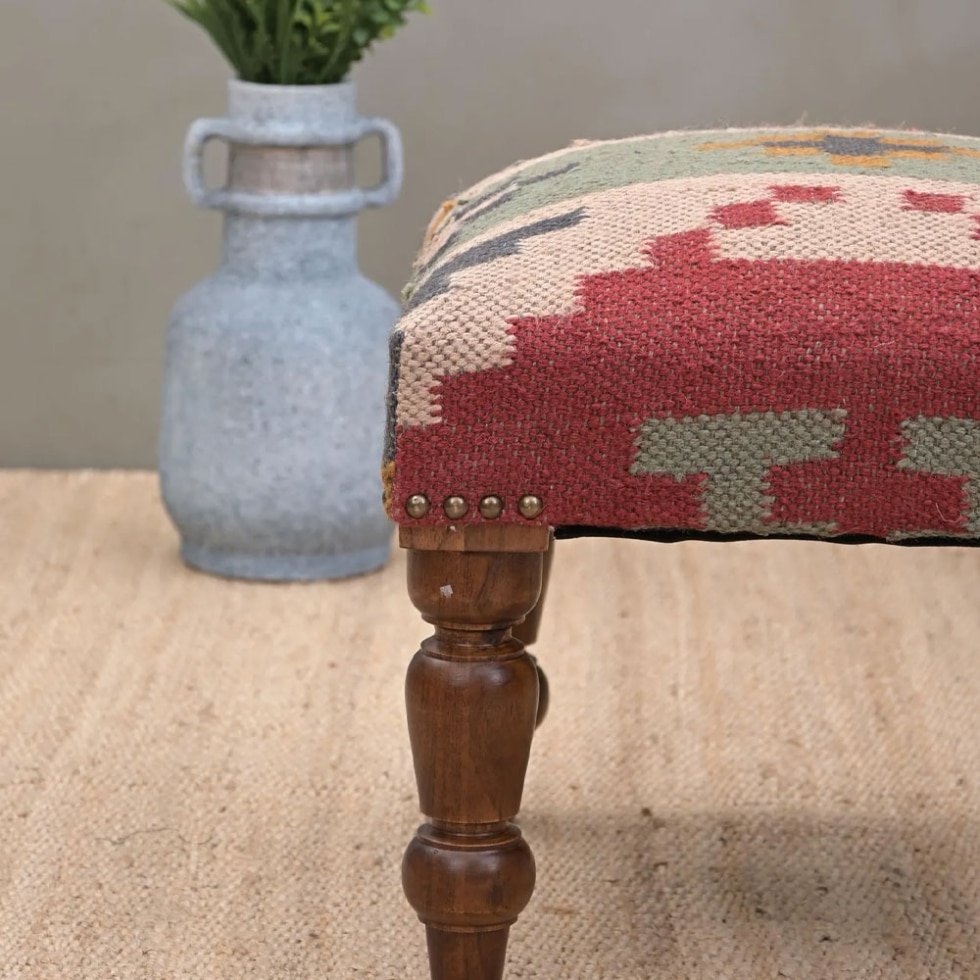 Otomana cuadrada tapizada con kilim