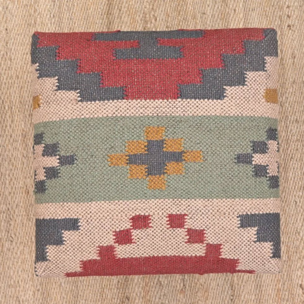 Otomana cuadrada tapizada con kilim