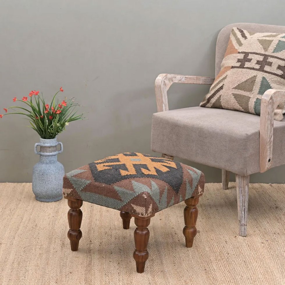 Otomana tapizada de madera maciza kilim