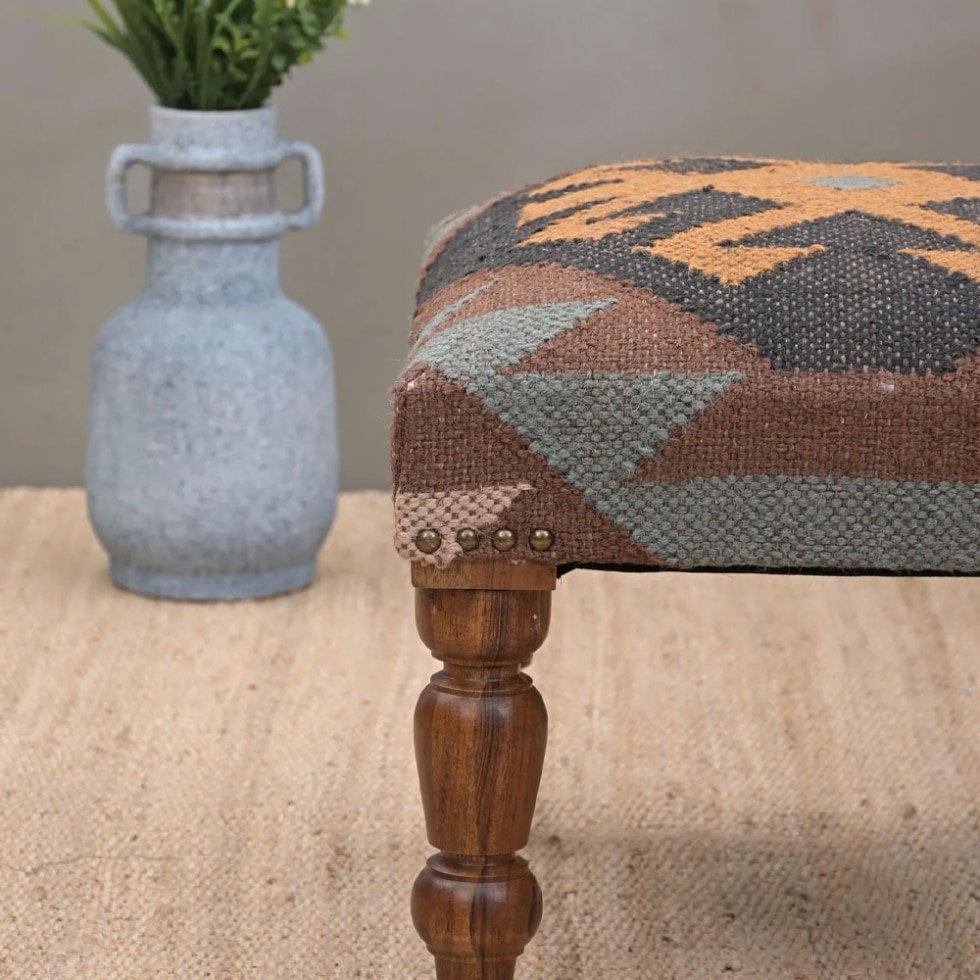 Otomana tapizada de madera maciza kilim
