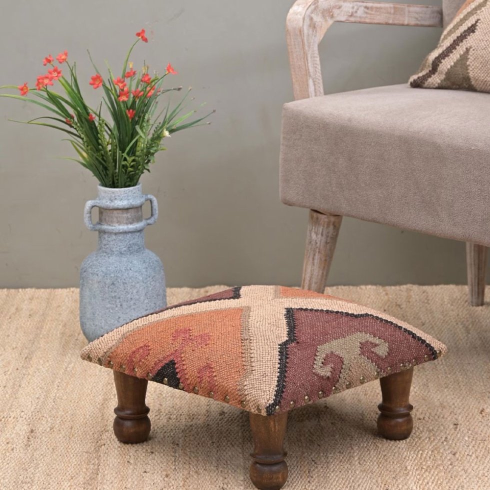 Taburete otomano kilim de lana y yute beige